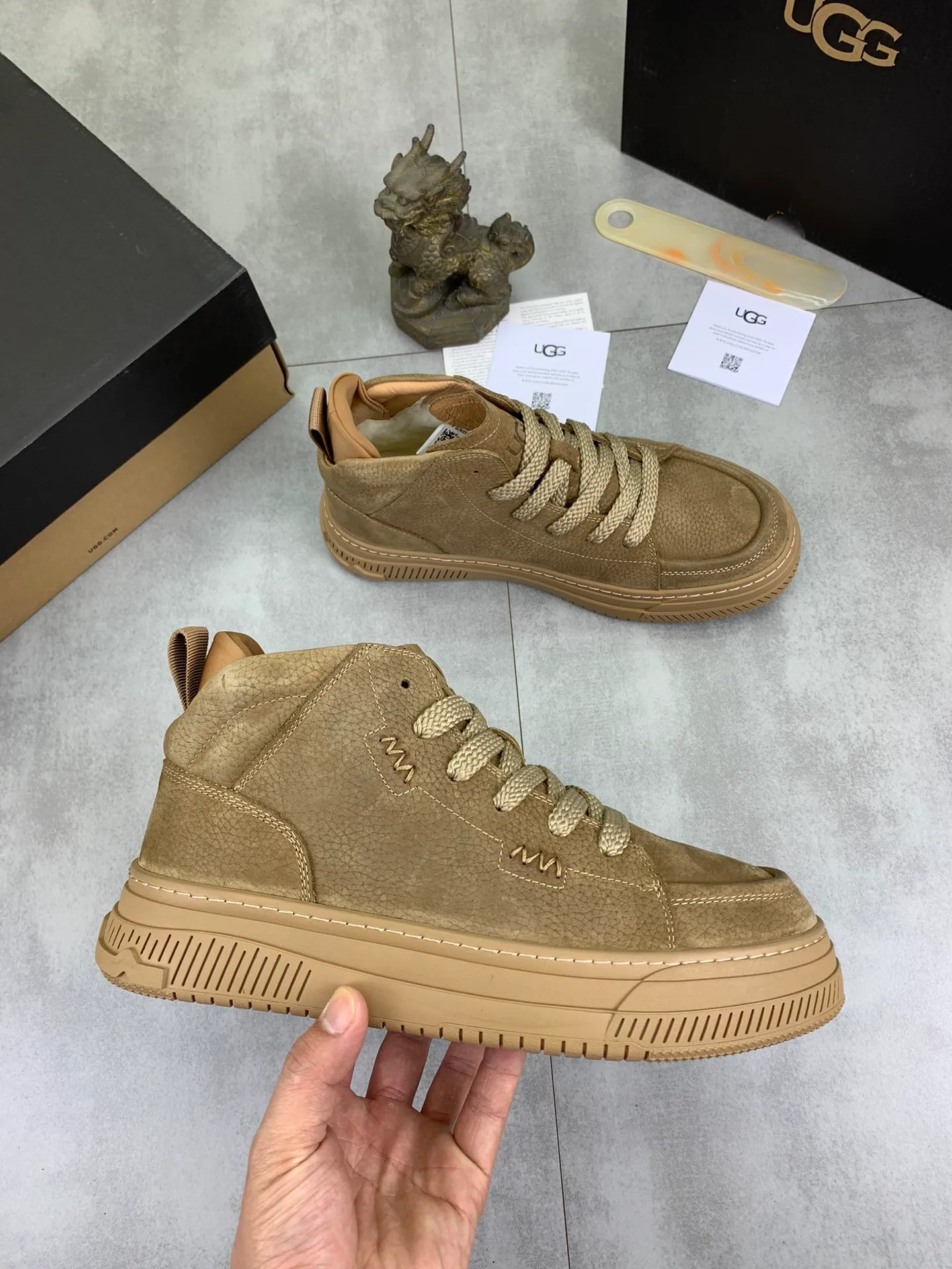 Men's Men's Shoes P620 [New Style] 💰 🆘 "Real Wool" [UGG] 👉 Popular men's shoes official website synchronization 🔰 Genuine quality [proud] is not comparable to the imitations in the general market 🌀 The upper is imported Italian frosted cowhide, and the lining: foot pad 🅰️ grade 🐑 real wool 👻 Only Grade A can show the effect The hand feels smooth and delicate 🔱The shoe shape is grand, only genuine factories can achieve it 🎄The perfect toughness of the original outsole 👻⬛️ allows customers to bid farewell to one-time consumption. Real wool lining, super warm. 4⃣️Color options available Size: 38-44